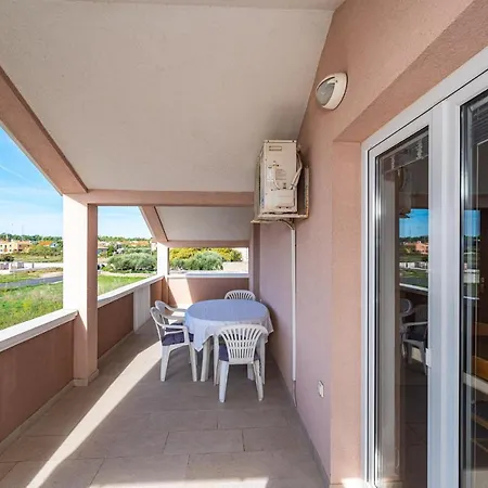Family Friendly Apt With A Swimming Pool 公寓