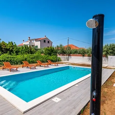 Family Friendly Apt With A Swimming Pool