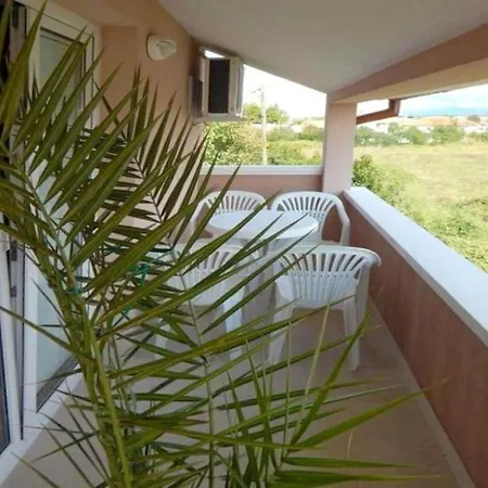 Family Friendly Apt With A Swimming Pool